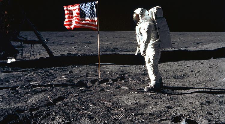 Nem kell a Holdig elmennünk pár király NASA-s ruháért!