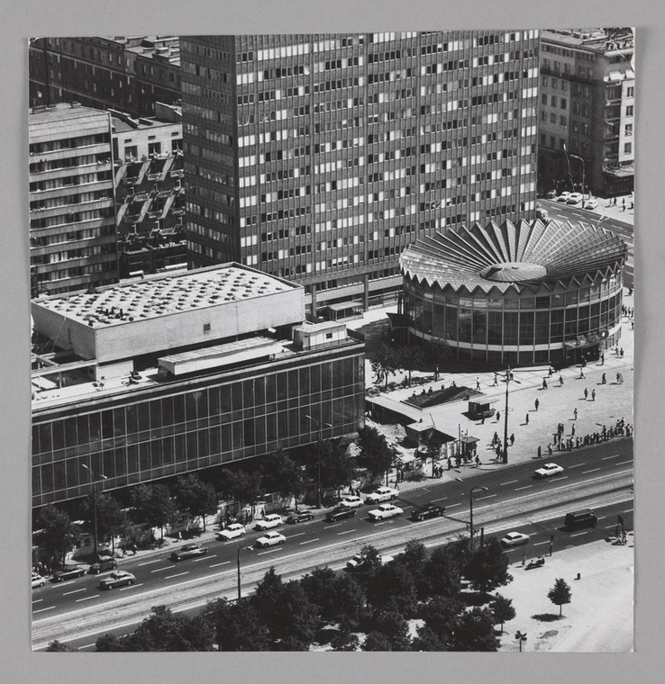 Widok z Pałacu Kultury i Nauki na gmach Rotundy PKO (przed 1970 r.)