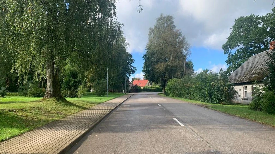 Jedna od ulica najmanjeg grada Letonije po broju stanovnika | Foto: BBC/Dejana Vukadinović