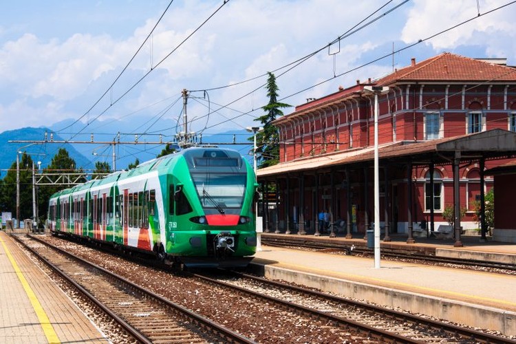 Przewoźnik TPER zamówił u Stadlera siedem pięcioczłonowych pojazdów elektrycznych typu Flirt.  Uwzględniając nowe zamówienie, ten prywatny przewoźnik będzie będzie posiadał flotę 26 flirtów. Pociąg Flirt dla TPER to pojazdy niskopodłogowe, klimatyzowane, z 269 miejscami siedzącymi i 77 fotelami składanymi. Będą wozić pasażerów w prowincjach Bolonia i Ferrara. Prezes Stadlera w Polsce Christian Spichiger, potwierdza, że dostawy zrealizuje w ramach grupy zakład w Siedlcach.