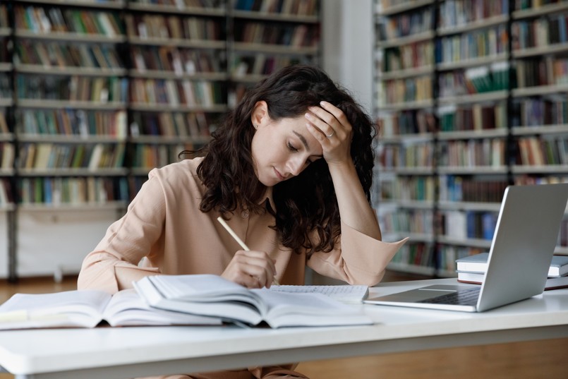 uczennica, studentka w bibliotece, nauka, laptop