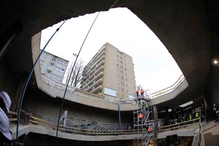 Renata Kaznowska podkreśliła, że wszystko nie tylko idzie zgodnie z planem, ale wręcz ten plan jest 'troszeczkę wyprzedzany'. 'Jesteśmy w harmonogramie przed czasem i tutaj i na wschodnim odcinku; trzymamy kciuki, bo inwestycja idzie naprawdę znakomicie' - oświadczyła.