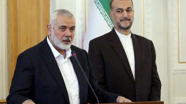 Hoszein Amir-Abdollahián iráni külügyminiszter (j) és Iszmail Haníje, a Hamász palesztin iszlamista szervezet politikai vezetője sajtótájékoztatót tart Teheránban 2024. március 26-án. Hanije három fiát és unokáját veszítette el/Fotó: MTI/EPA/Abedin Taherkenareh