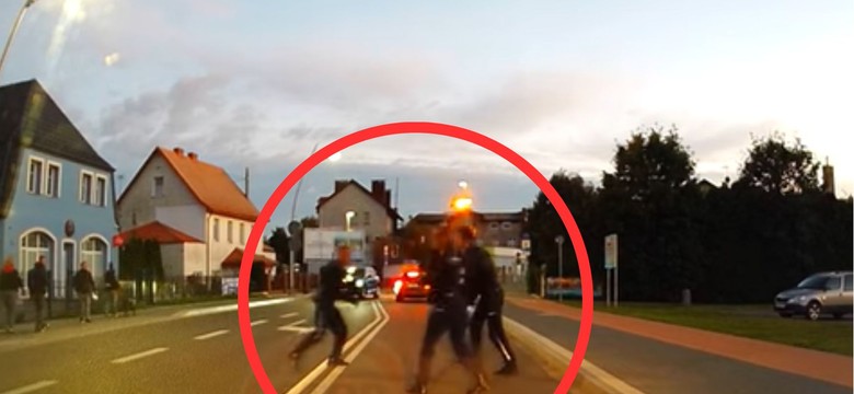 "Bokser" kontra policjanci na środku ulicy. Nagranie z Mielna to nowy hit sieci