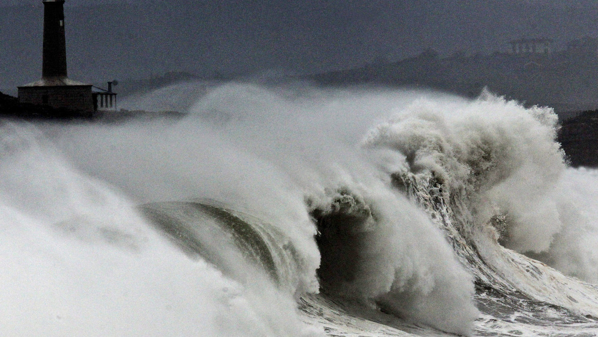 SPAIN WEATHER (BAD WEATHER IN SANTANDER)