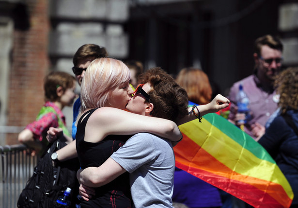 Irlandczycy mieli odpowiedzieć, czy zgadzają się ze stwierdzeniem - "Małżeństwo dwóch osób może zostać zawarte zgodnie z prawem bez względu na ich płeć"., Referendum w Irlandii, EPA/AIDAN CRAWLEY Dostawca: PAP/EPA.