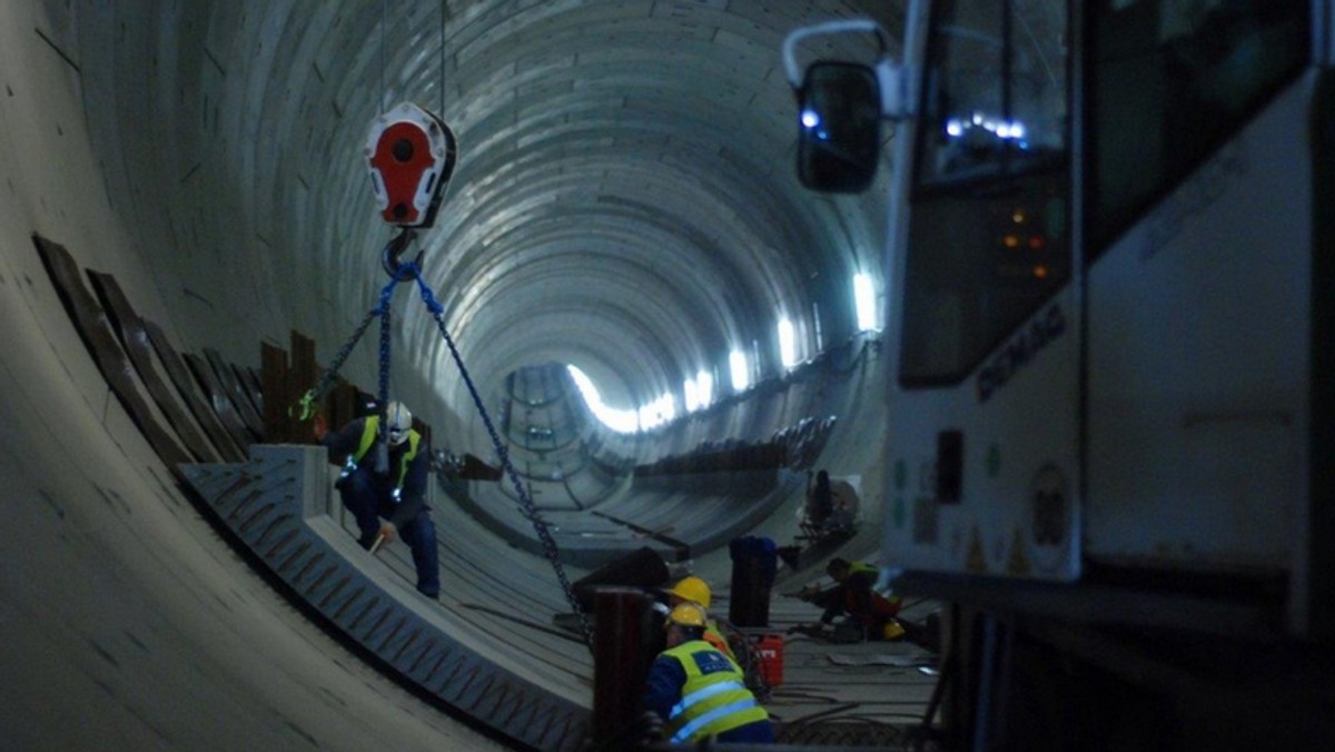 Z dnia na dzień przybywa drugiej nitki tunelu pod Martwą Wisłą w Gdańsku. Maszyna TBM ma za sobą już połowę drogi. W Wielki Czwartek wywierciła już 546 metry tunelu co oznacza, że znajduje się w kluczowym miejscu przyszłego tunelu - pod dnem Martwej Wisły.