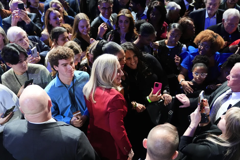 Ebigejl Spanberger sa pristalicama nakon pobede na izborima u Ričmondu, Virdžinija 4. novembra