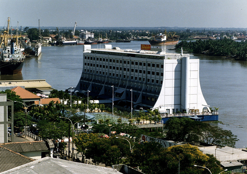 Hotel w Wietnamie został zacumowany, dzięki czemu złagodzono negatywne aspekty inwestycji na wodzie. Zdjęcie z 1990 r. 