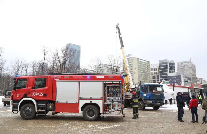 Dramatyczne sceny w Warszawie. Wywozili samolot, doszło do pożaru