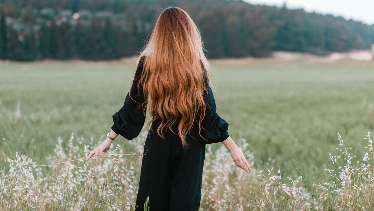 Stres, zła dieta, zaburzenia hormonalne - przyczyn wypadania włosów jest wiele. Zauważamy, że włosy zaczynają wypadać, są suche i osłabione. Na szczęście można je wzmocnić, łatwo i naturalnie.