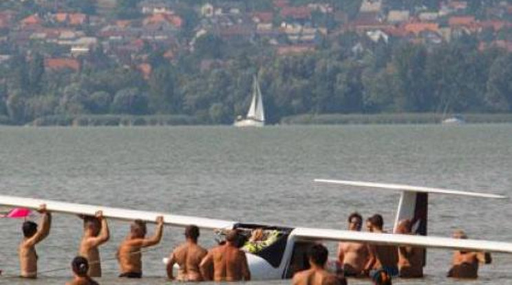 Így húzták ki a repülőt a Balatonból - fotók