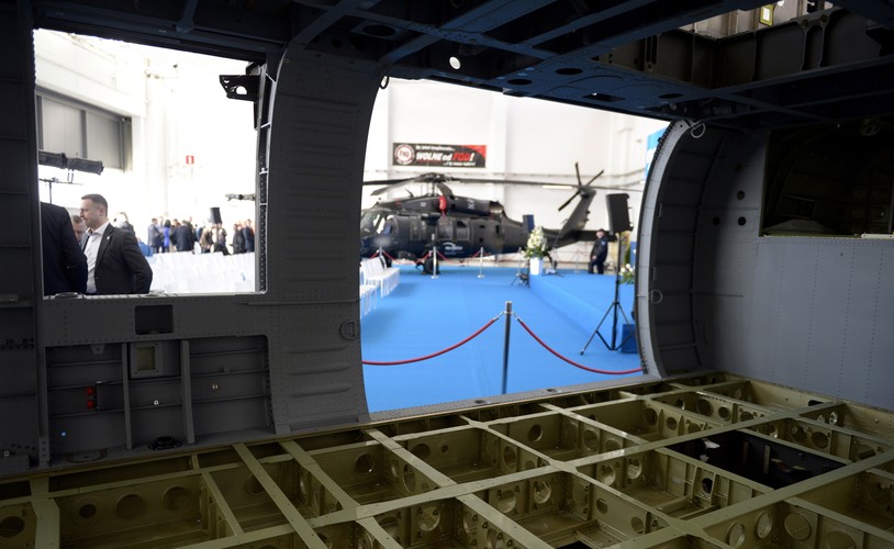 Zakręcki powiedział, że zakłady są w stanie dostarczyć pierwszy śmigłowiec w ciągu 7 miesięcy od podpisania umowy.
<br>
„Mamy moc produkcyjną 24 śmigłowców rocznie. Wystarczy decyzja, by ruszyła machina dostawcza dla wojska polskiego. Wierzymy, że kolejne kabiny będą latały z polską szachownicą na ogonie. Nasze maszyny są sprawdzone w boju, a Polska potrzebuje takich maszyn” - dodał.
<br>
huk/ mhr/
<br><br> fot. (dd/zuz) PAP/Darek Delmanowicz