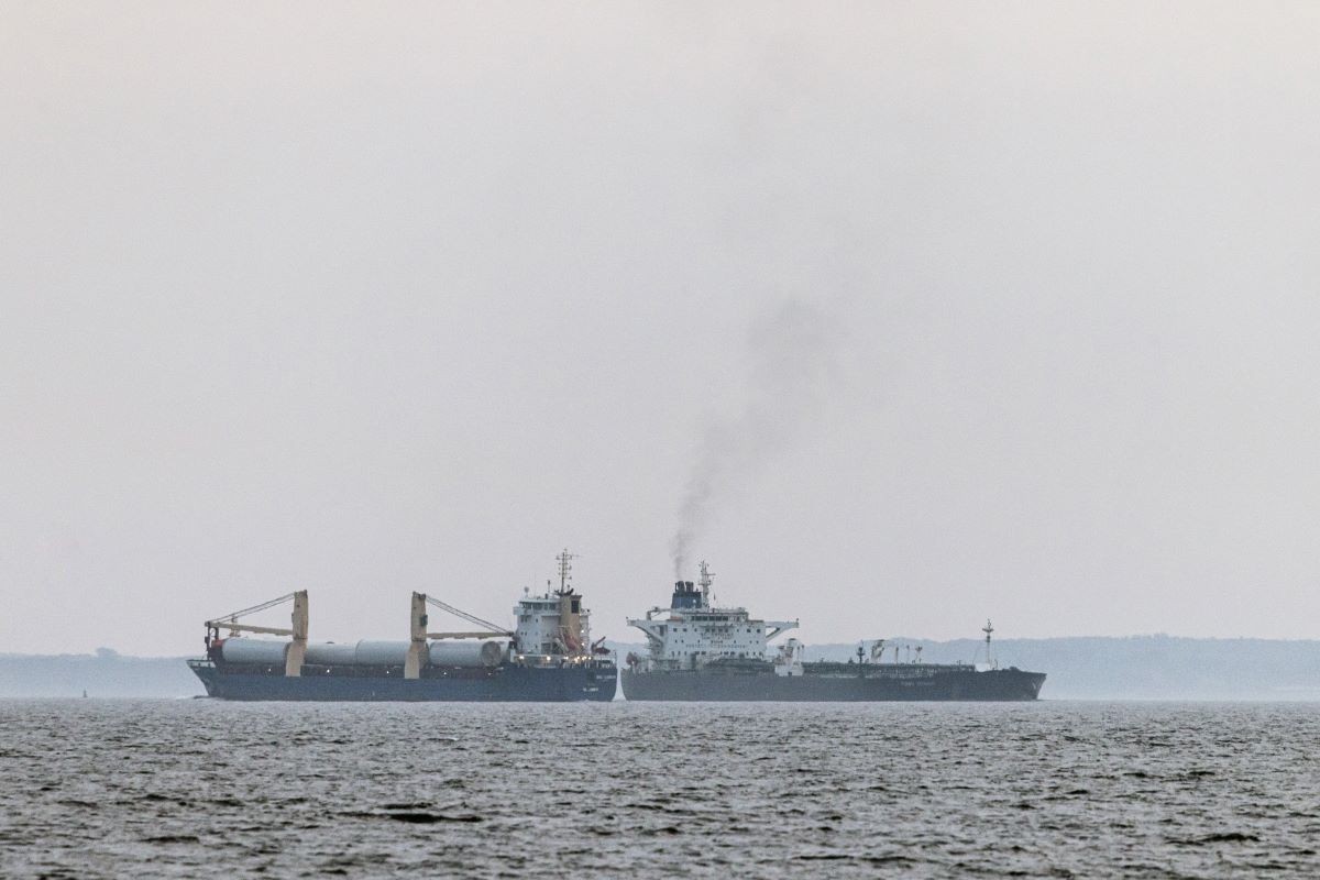 Rosyjska ciemna flota: ekologiczna bomba zegarowa na Morzu Bałtyckim. Środowisko, ekologia Agerso na Bałtyku. Tankowiec Sahow Turbo Voyager, po prawej, przepływa w odległości 600 metrów od statku towarowego BBC Lisbon u wybrzeży Agerso w Danii, w czwartek 15 sierpnia 2024 r.