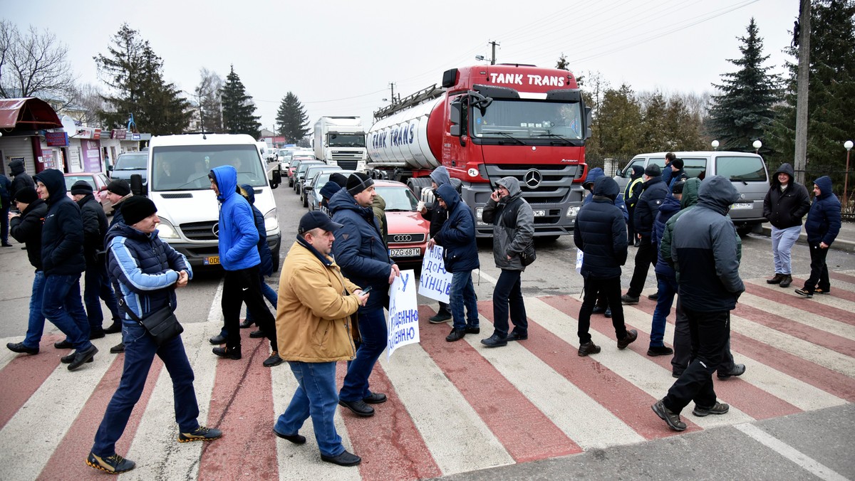 Kilkadziesiąt osób zablokowało wieczorem ukraińsko-polskie przejście graniczne Rawa Ruska-Hrebenne w obwodzie lwowskim. Protest wywołało zbyt długie oczekiwanie na przekroczenie granicy – poinformowały lokalne media.