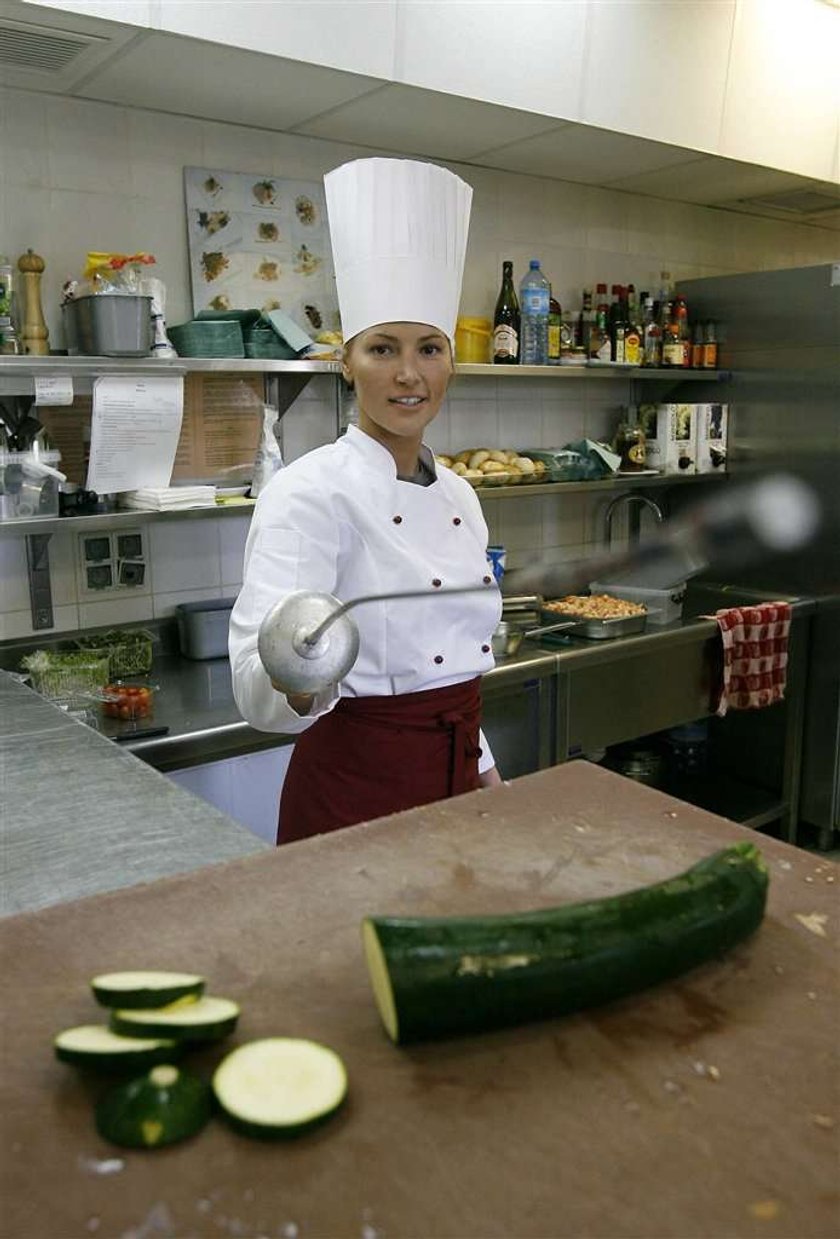 Dramat celebrytki. Matka zostawiła ją, gdy miała 6 lat, ojciec umarł...