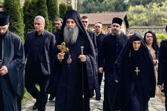 Patrijarh u Pećkoj patrijaršiji: Učinimo sve da budemo dobri Gospodu i jedni drugima (FOTO, VIDEO)