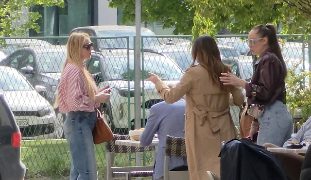 Luna sa majkom, obe bez trunke šminke, dok SRBIJA BRUJI O PEVAČICINOJ AFERI SA OŽENJENIM, ona šetka kao da je NIKO NE POZNAJE! (VIDEO)