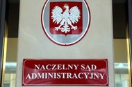 Urodzone przez matkę zastępczą w Kanadzie dziecko, którego rodzice w akcie urodzenia to dwóch mężczyzn – w tym polski obywatel – ma prawo do potwierdzenia polskiego obywatelstwa – orzekł w środę Naczelny Sąd Administracyjny. 