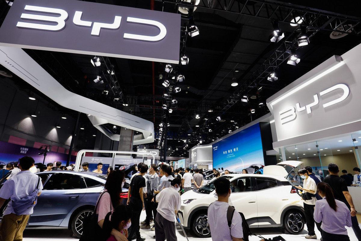Chińczycy sprzedają więcej samochodów elektrycznych niż kiedykolwiek. Tesla powinna się martwić