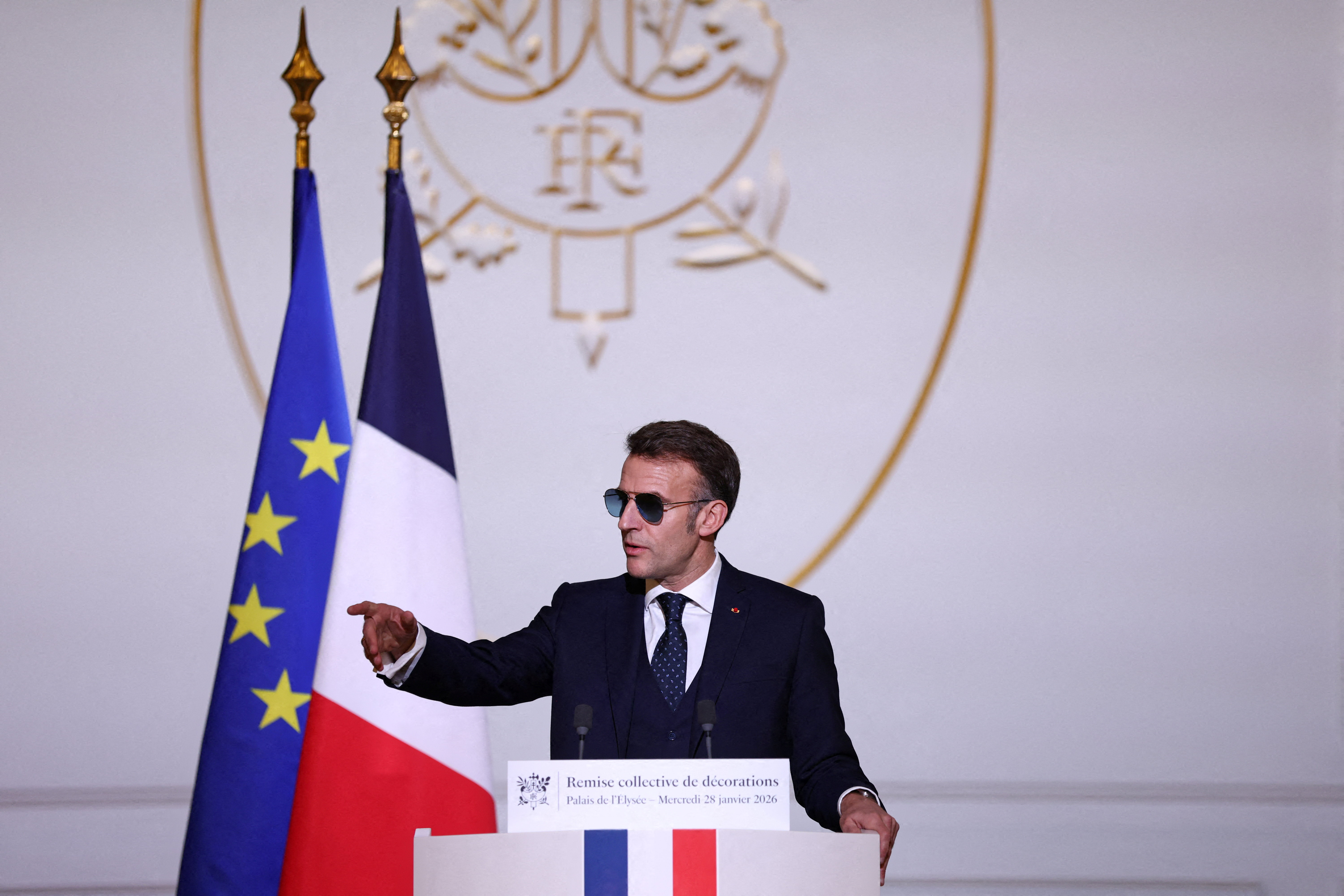 Derrière le buzz des lunettes Macron : ce que révèlent les licenciements d'octobre