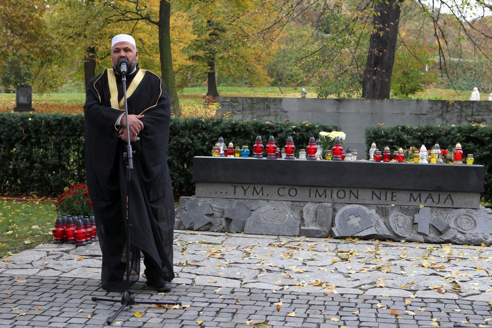 Imam Muzułmańskiej Gminy Wyznaniowej w Gdańsku Hani Hraish w trakcie międzywyznaniowej modlitwy