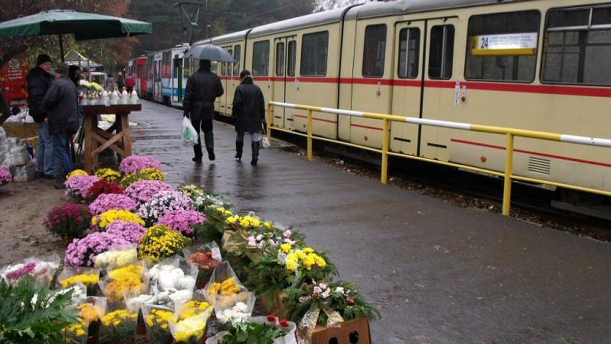 W weekend na cmentarz najlepiej wybrać się komunikacja miejską. Tramwaje na Junikowo i Miłostowo będą podjeżdżać średnio co półtorej minuty. Dwie największe poznańskie nekropolie połączą aż trzy linie tramwajowe - nr 6, a także dodatkowe 33 i 34. Zmieni się również organizacja ruchu w pobliżu cmentarza. Część ulic będzie jednokierunkowa, a kierowcy będą mogli pozostawić swoje samochody na pasie rozdziału m.in. na ul. Arciszewskiego i Warszawskiej.