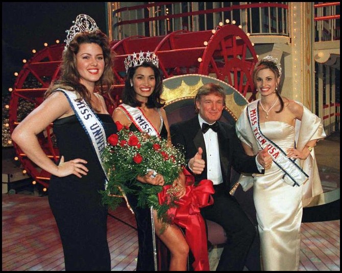 Alisija Mačado (prva levo) i Donald Tramp
