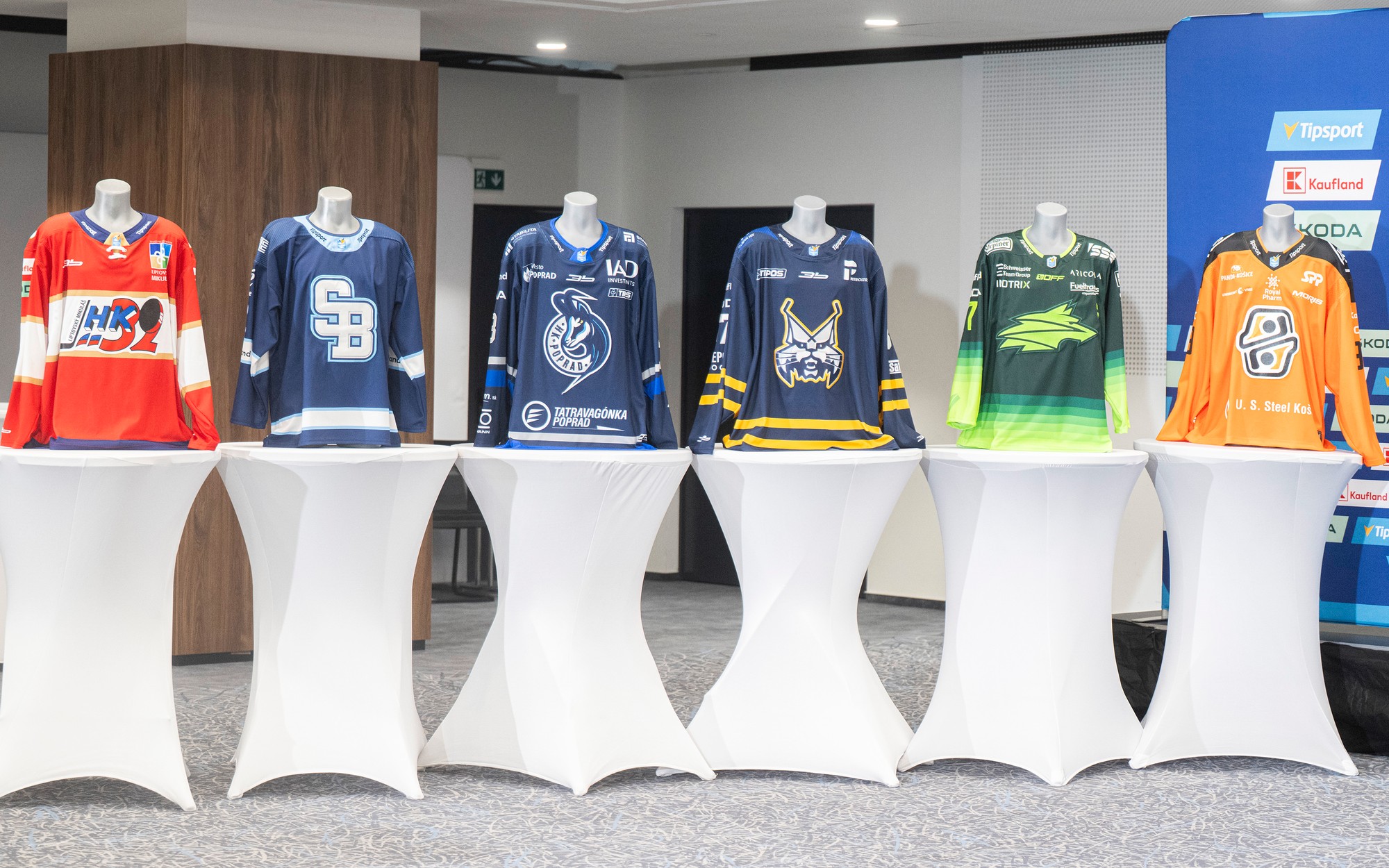 Domáce dresy hokejových tímov pre sezónu 2025/26 zľava HK 32 Liptovský Mikuláš, HC Slovan Bratislava, HK Poprad, HK Spišská Nová Ves, Vlci Žilina a HC Košice.