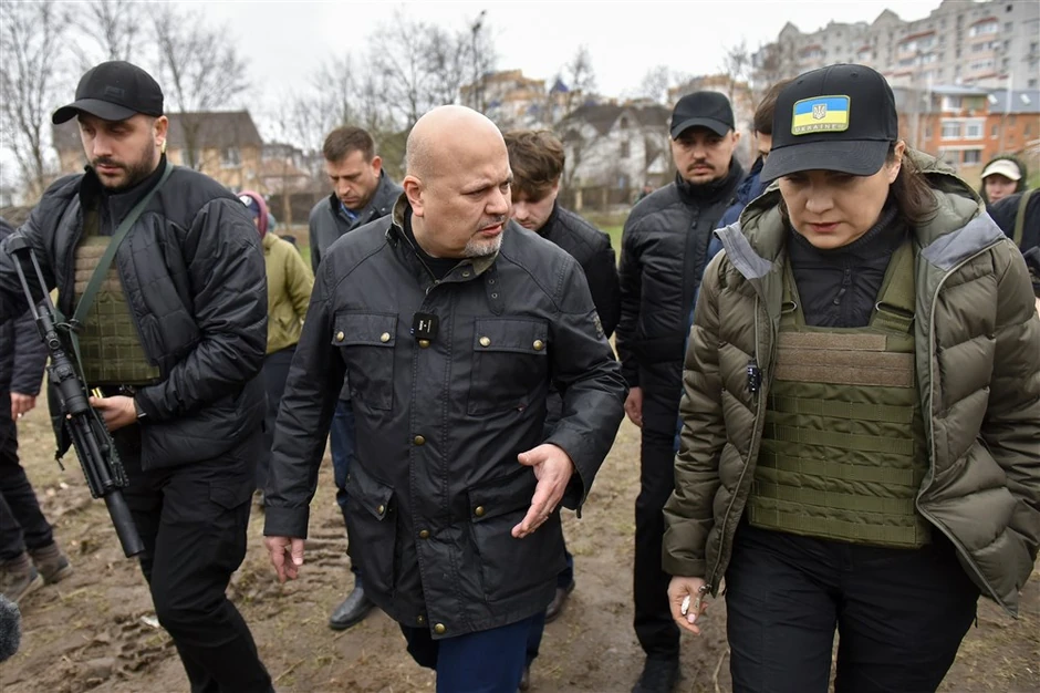 Glavni tužilac MKS Karim Kan i državna tužiteljka Ukrajine Irina Venediktova obilaze masovnu grobnicu u Buči u aprilu 2022.