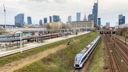 stacja widmo w centrum warszawy. nikt z niej nie jeździ. zostanie zburzona