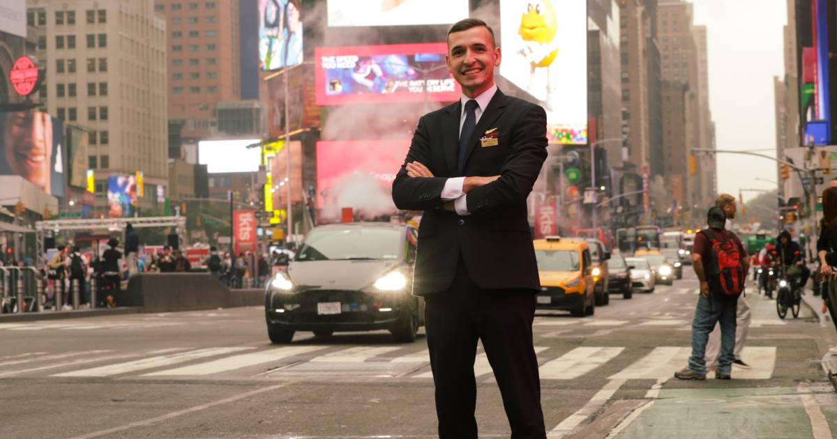 Mateusz jest stewardem. "Wszystkie egzaminy trzeba było zdać na 90%"