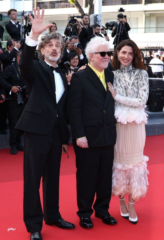 Pedro Almodovar sa ekipom svog filma u Kanu 
