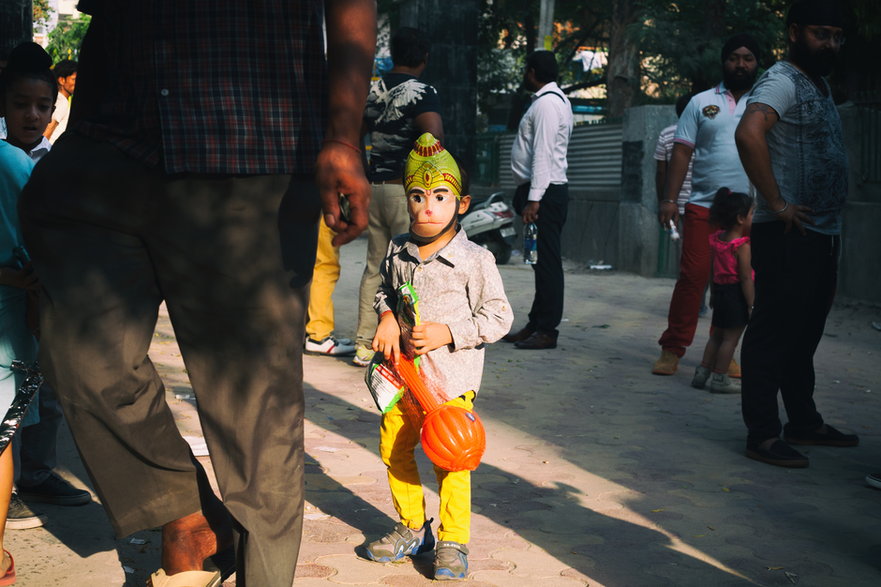 Dziecko przebrane za Hanumana, małpę-generała wojsk Ramy