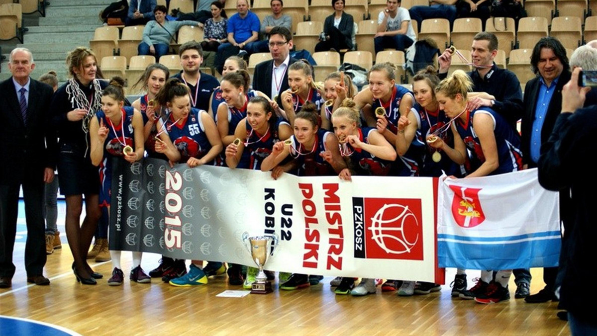 Najlepszy zespół w kategorii do lat 22 wśród kobiet ma Sportowa Politechnika Gdynia, która w finale rozgrywanego w Bydgoszczy turnieju finałowego pokonała AZS PWSZ Gorzów Wielkopolski 60:38. Trzecie miejsce dla MUKS Poznań. Najlepszą zawodniczką imprezy została absolwentka SMS PZKosz Łomianki Angelika Stankiewicz.