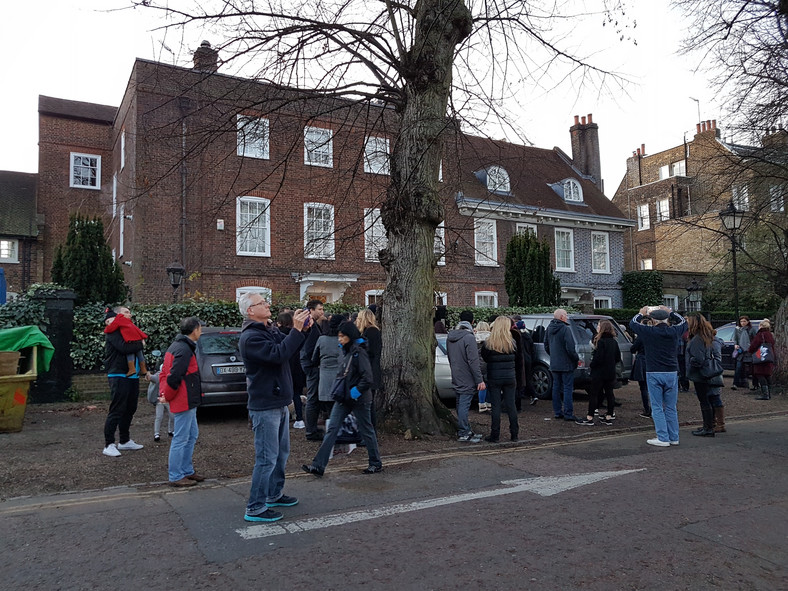 Fani żegnają George'a Michaela przed jego domem