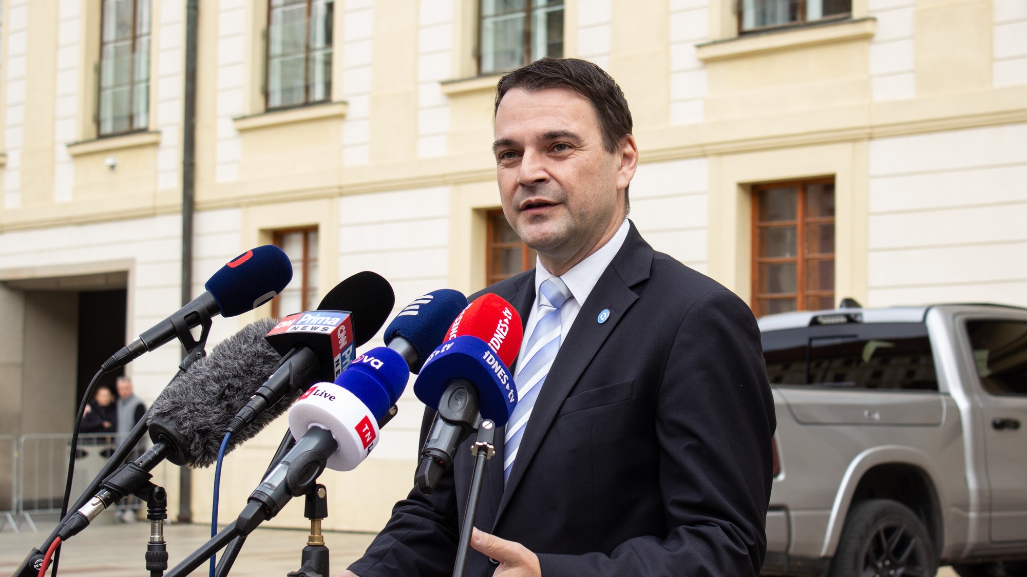 Predseda strany Motoristi sebe Petr Macinka hovorí s novinármi po rokovaní s prezidentom ČR Petrom Pavlom na Pražskom hrade.