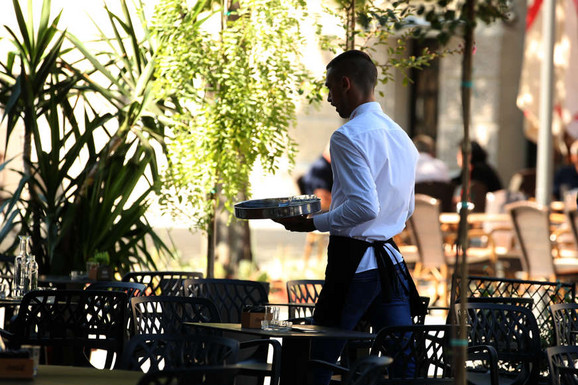 Vlasnik kafića plaća 300 evra svakom ko mu pronađe radnika