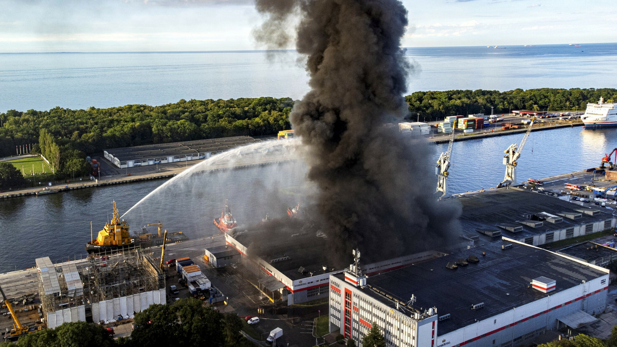 Gigantyczny pożar w Gdańsku opanowany. Port pozostaje zamknięty, miasto zakazuje kąpieli w morzu