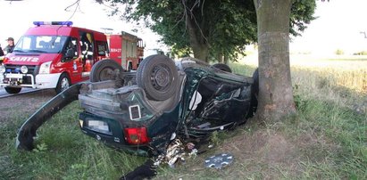 Tragedia rodzinna. Roztrzaskali się na drzewie