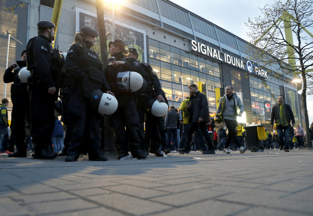 Niemiecka policja: Ładunki, które wybuchły obok autokaru Borussii, to nie były sylwestrowe fajerwerki