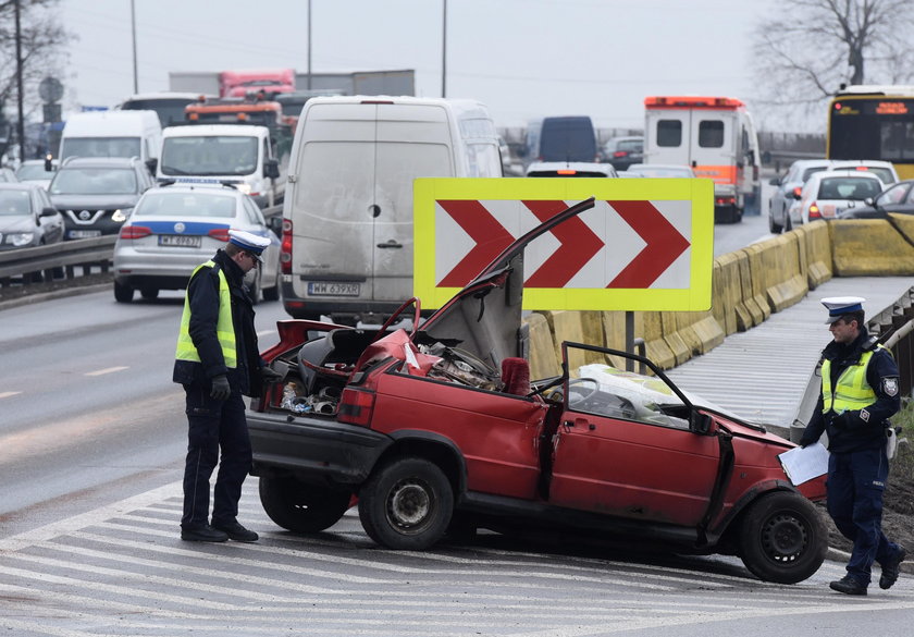 Groźny wypadek w Warszawie. Latarnia zmiażdżyła samochód