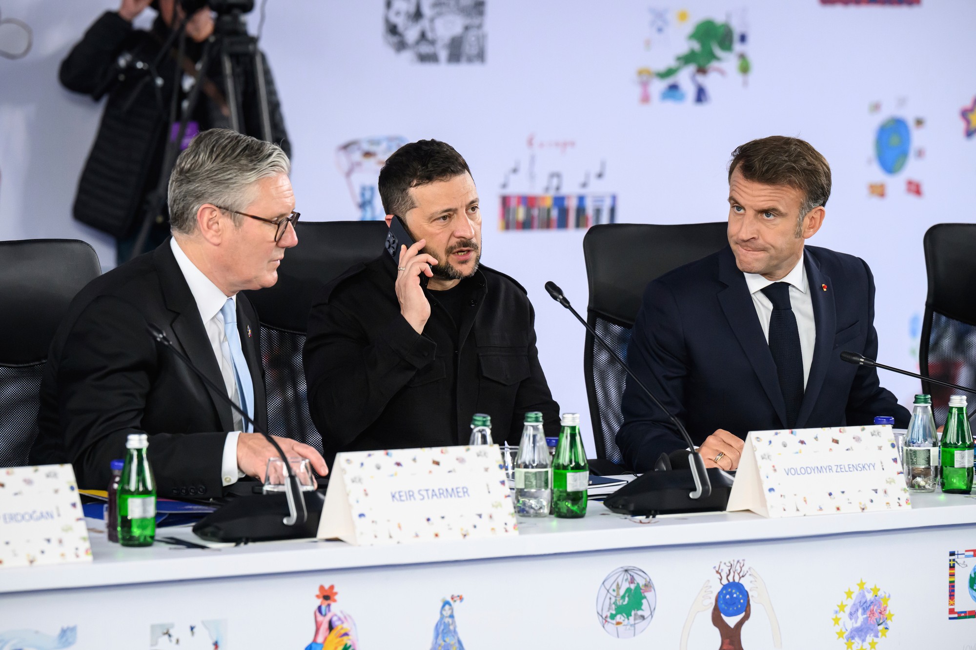 Britský premiér Keir Starmer (vľavo), ukrajinský prezident Volodymyr Zelenskyj a francúzsky prezident Emmanuel Macron (vpravo).