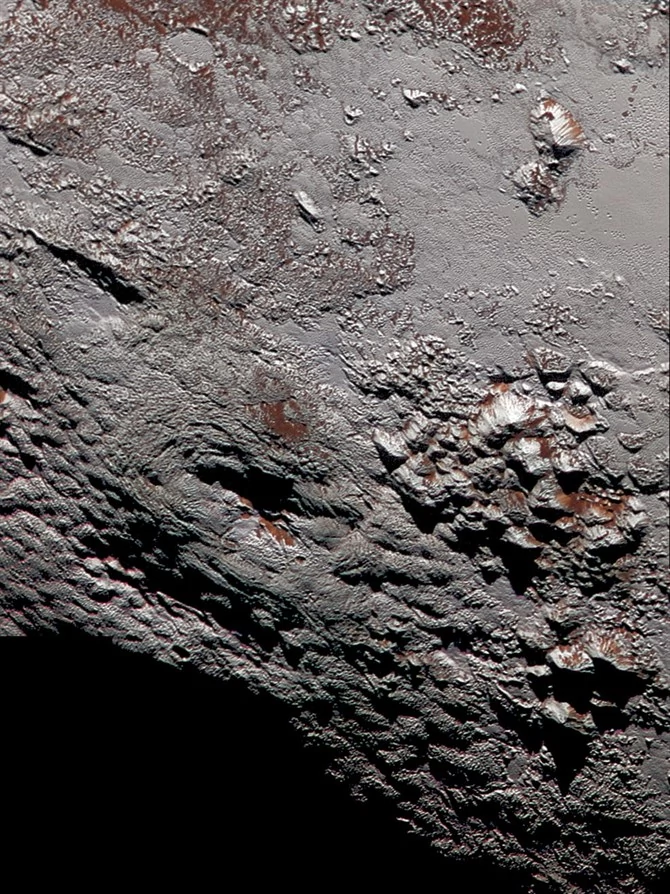 Zlodowaciały wulkan na powierzchni Plutona