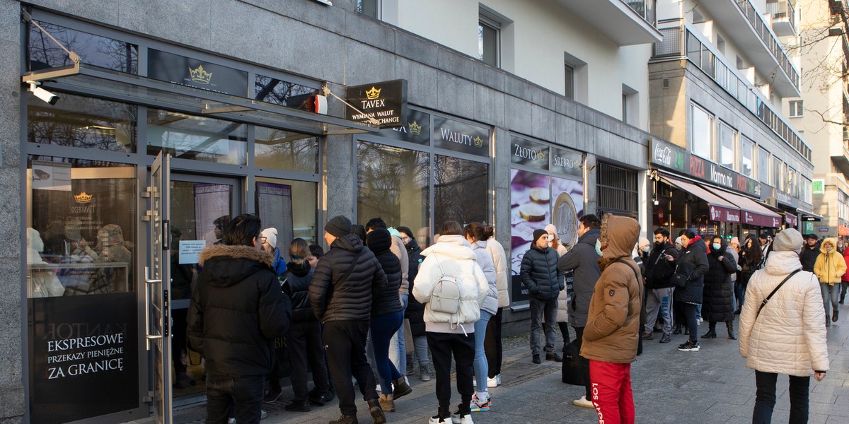 Uciekający z Ukrainy często mają przy sobie gotówkę, której nie mogą wymienić w Polsce. Taką możliwość bez marży oferuje jedna z sieci kantorów.