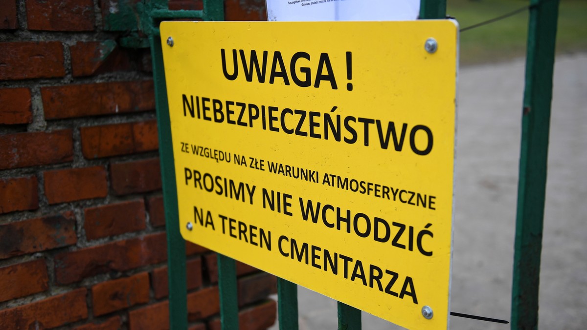 W związku z wichurą, zostały zamknięte gdańskie cmentarze