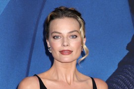 NAJUŽI KORSET, GOLE NOGE I ŠLIC IZNAD KUKOVA: Margo Robi (35) nosi haljinu STARU 27 GODINA i nema modernije odevene glumice - o ovom stajlingu svi pričaju i skroz je opravdano