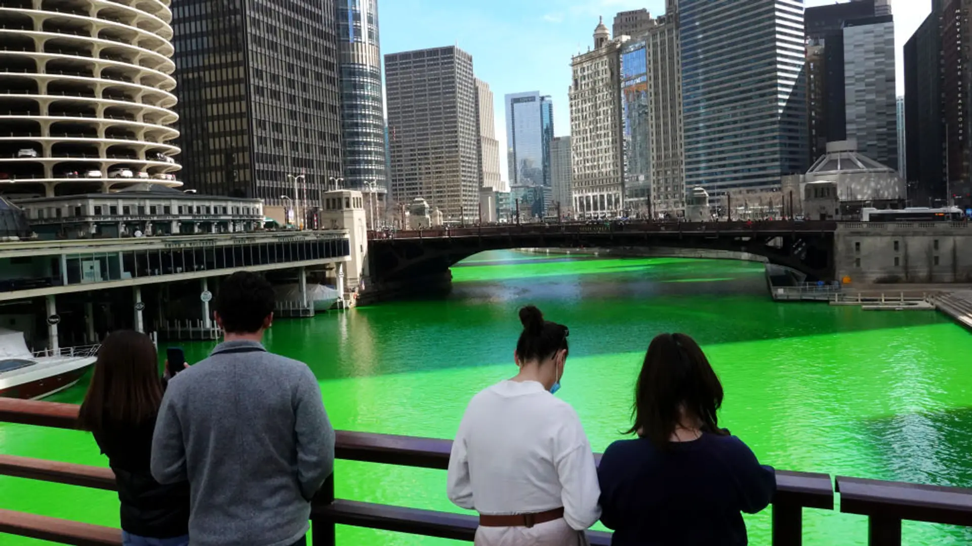 To nie katastrofa ekologiczna. Chicago zafarbowało rzekę z okazji Dnia św. Patryka