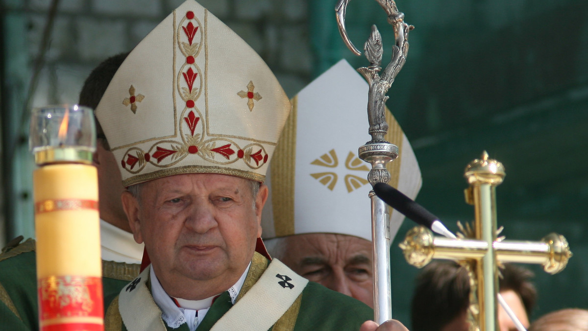 - Kościół w Polsce nie chce czuć się obco, bo na to nie zasłużył - powiedział metropolita krakowski kard. Stanisław Dziwisz we wprowadzeniu do mszy św. odprawionej w Dniu Papieskim w Sanktuarium Miłosierdzia Bożego w Krakowie-Łagiewnikach. Metropolita pytał, co uczyniliśmy z dziedzictwem Jana Pawła II. - Słuchając niektórych publicznych wypowiedzi w tych dniach, można odnieść wrażenie, że zapominamy, kim jesteśmy i gdzie, w jakiej Ojczyźnie żyjemy. Dlaczego pojawia się wrogość wobec Kościoła? Dlaczego chce się go pozbawić głosu? Dlaczego chce się mu odmówić prawa do obecności w życiu Narodu? - mówił.