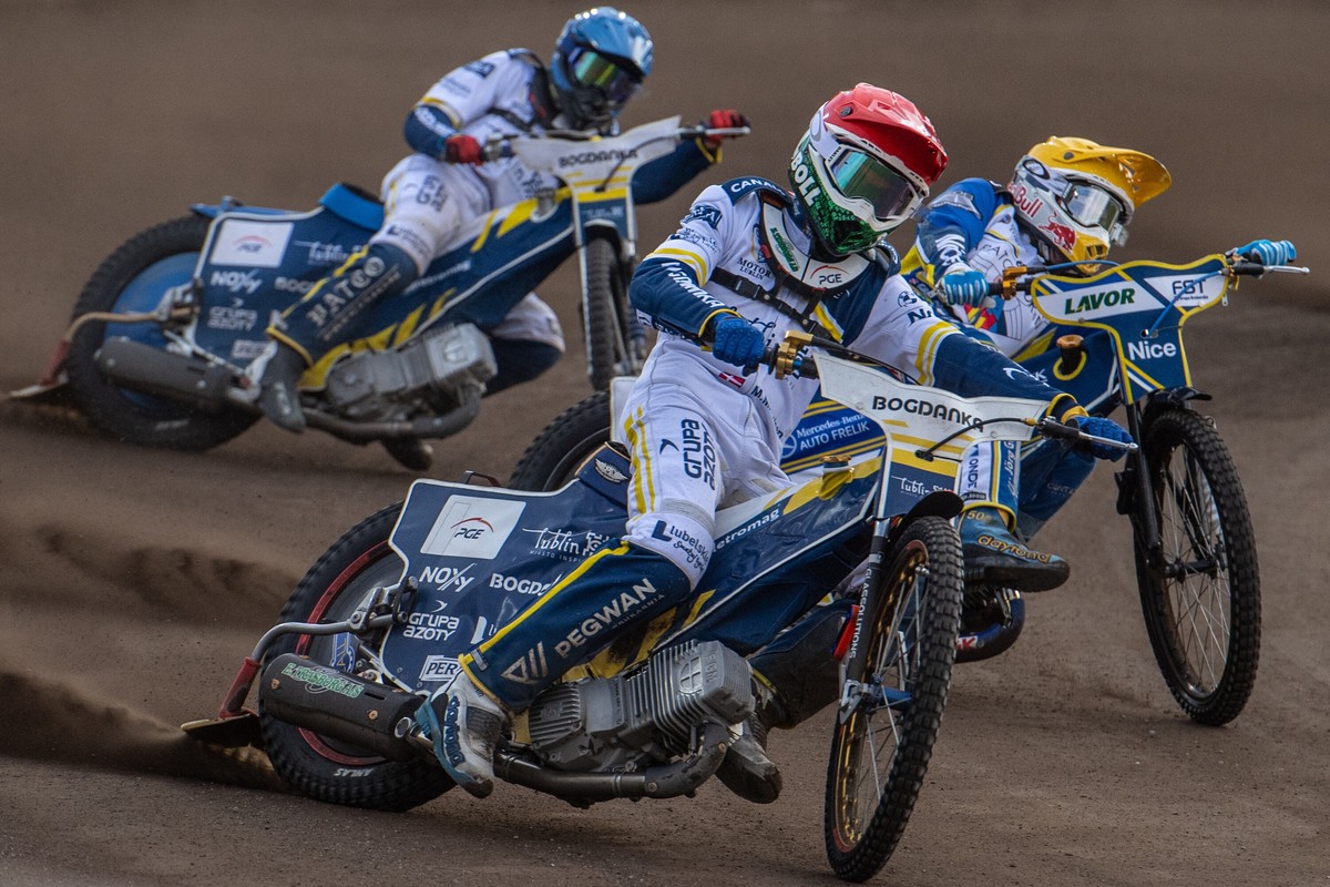 Mikkel Michelsen (kask czerwony) i Maksym Drabik (niebieski) z Motoru Lublin oraz Robert Lambert (żółty) z For Nature Solutions Apatora Toruń podczas rewanżowego meczu półfinałowego żużlowej Ekstraligi